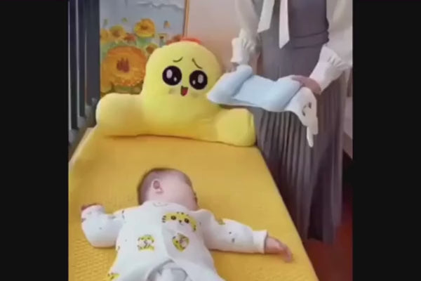 Load video: Video showing how to adjust the newborn baby head shaping pillow for perfect head alignment.